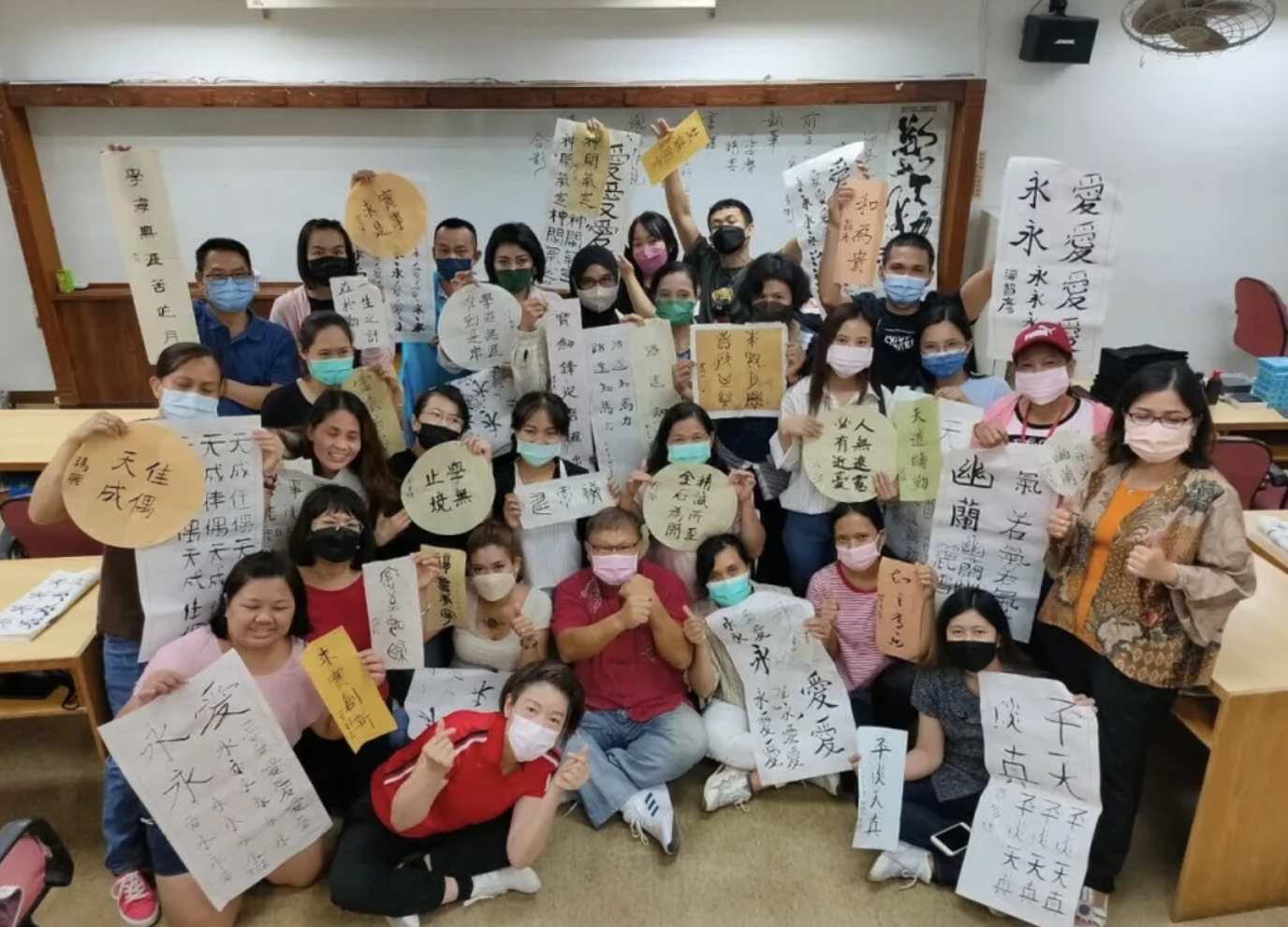 pekerja migran asing belajar kaligrafi Mandarin (foto: depnaker Kota New Taipei)
