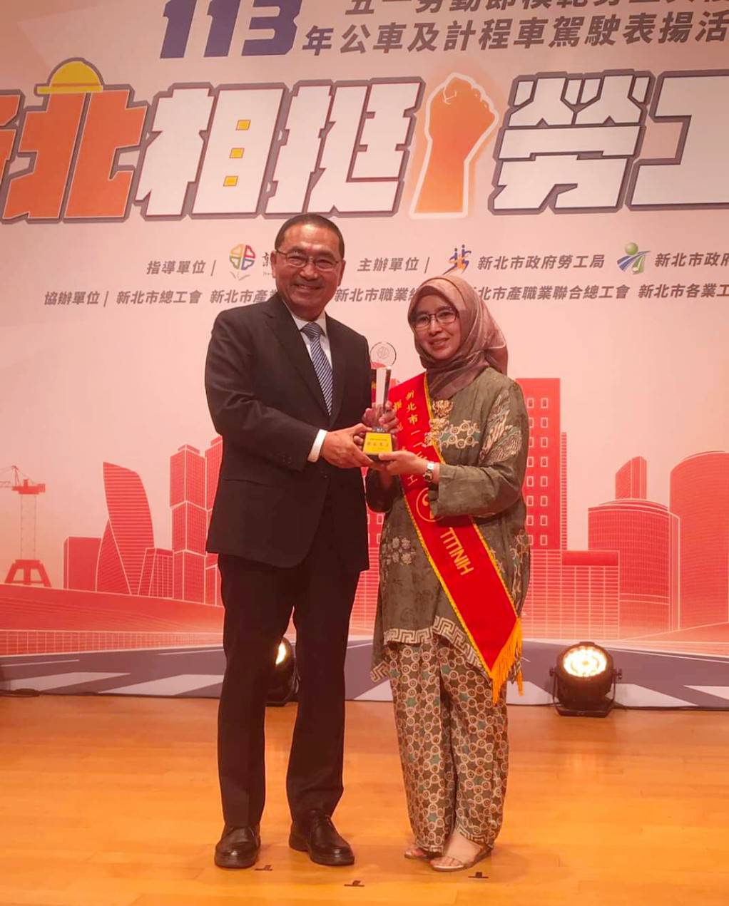 PMI Teladan New Taipei 2024, Titinih foto bersama Walikota New Taipei (foto: Titinih)