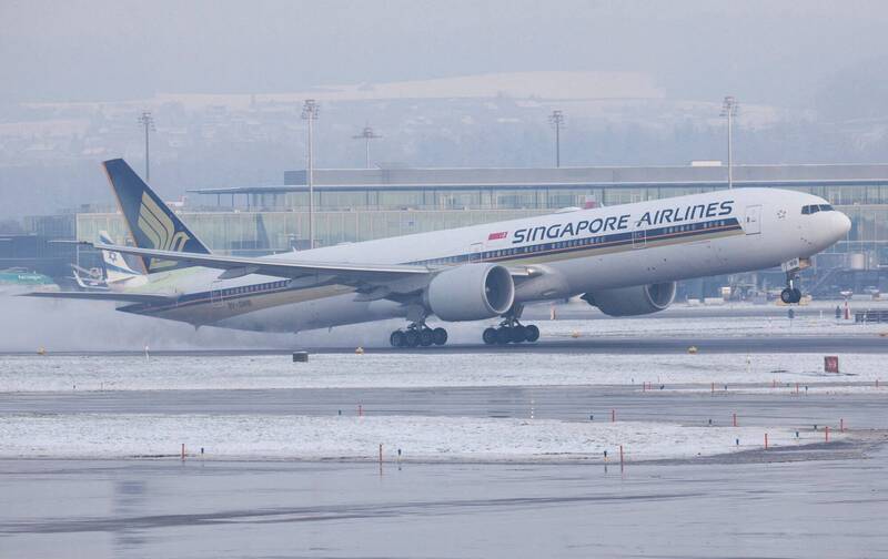 Pesawat Singapore Airlines Alami Turbulensi Parah: Mendarat Darurat di Thailand, 2 Tewas dan 30 Cedera, Gambar Mengerikan di Kabin Terungkap 圖/自由時報