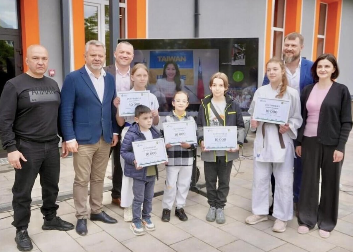 Pembangunan sekolah olahraga anak-anak di Bucha, Ukraina yang mendapat bantuan dari Taiwan selesai 14 Mei 2024, Walikota Bucha, Anatoliy Fedoruk (kiri2), anggota parlemen Olha Vasylevska-Smahliuk (kanan1). (foto: kantor perwakilan ROC di Polandia)
