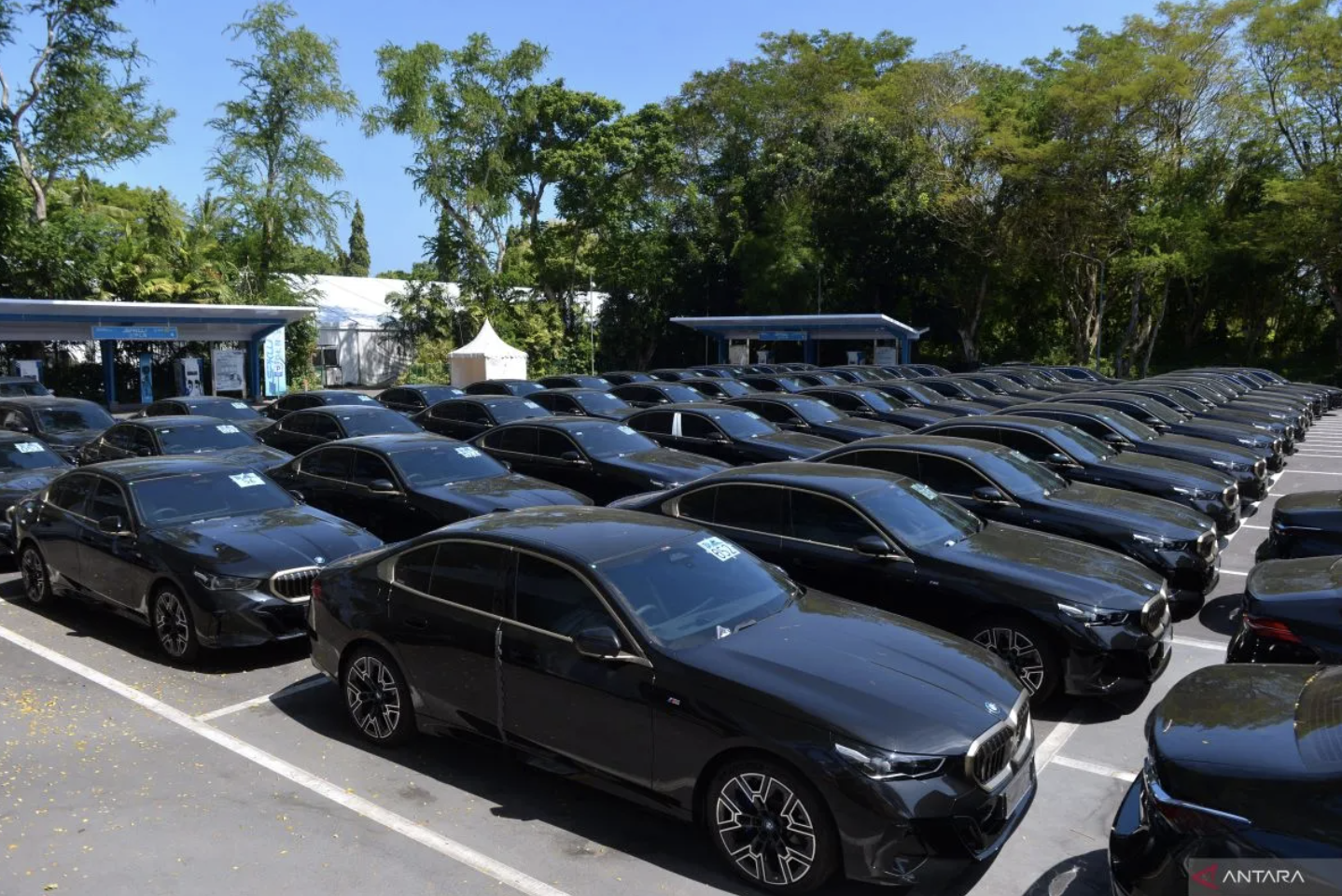 Sejumlah mobil listrik terparkir di area Central Parkir ITDC Nusa Dua, Badung, Bali (foto: Antaranews)