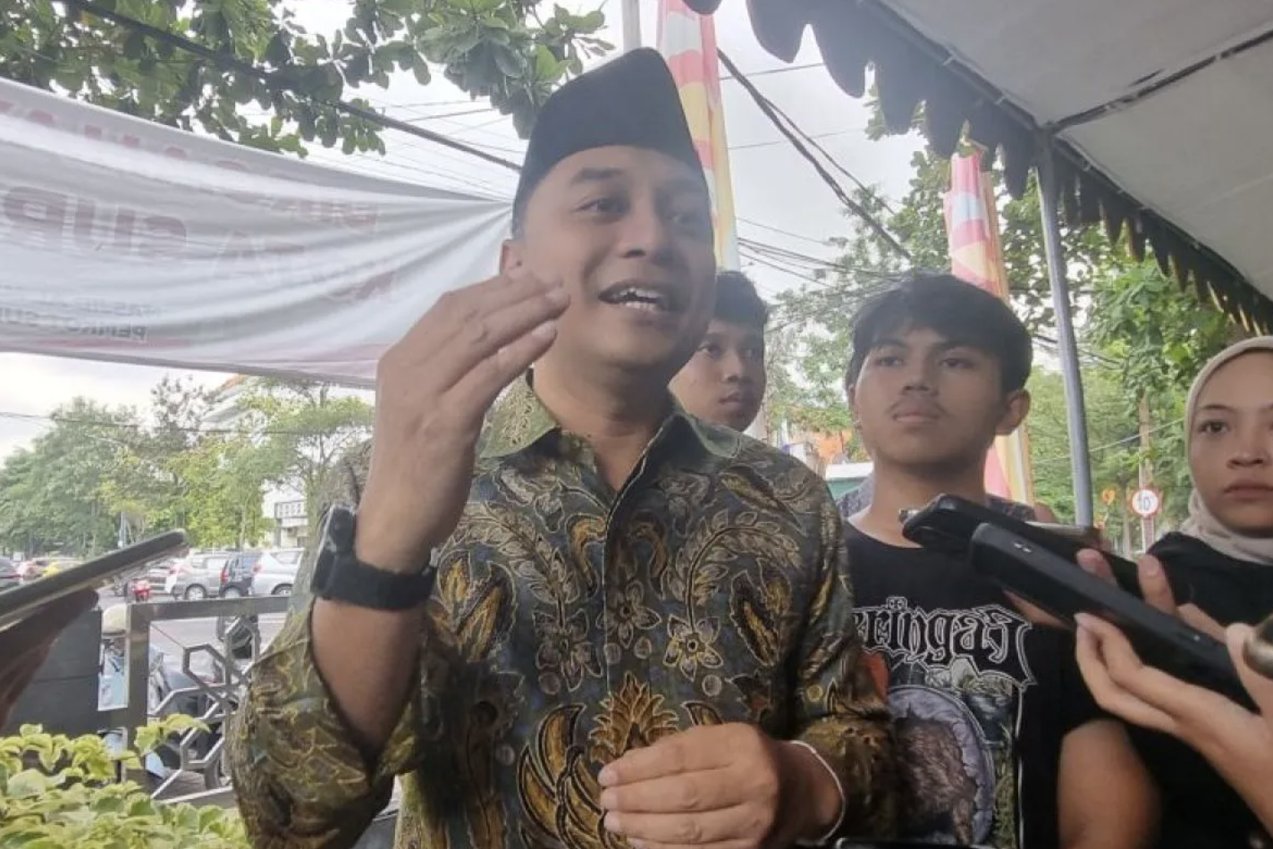 Wali Kota Surabaya Eri Cahyadi ditemui di lingkungan balai kota setempat beberapa waktu lalu. (foto: Antaranews)