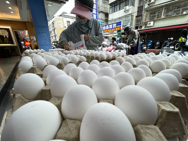 ilustrasi warga membeli telur (foto: CNA)