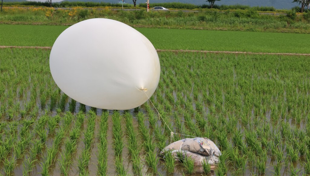 Balon sampah KorUt yang terjatuh di ladang di KorSel (foto: Yonhap)