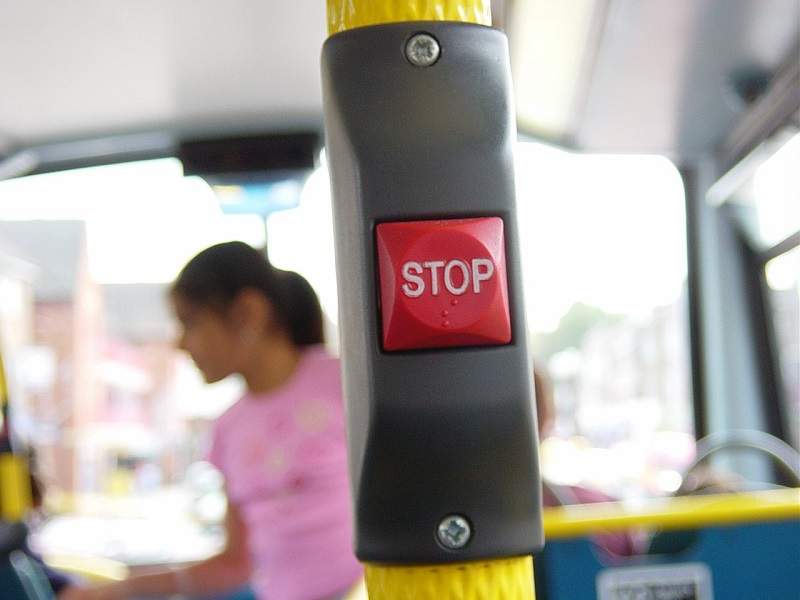 Bagaimana Pencetnya? Tombol STOP Diletakkan di Langit-langit Dalam Bus, Netizen Taiwan Bertanya-tanya 圖/宅宅新聞
