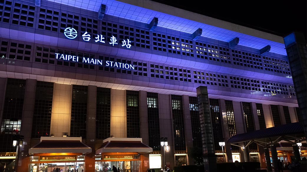 Ada Apa Dengan Aula TMS (Taipei Main Station) Dalam Dua Hari Ini? Netizen Taiwan Tertegun: Kenapa Disulap Seperti Rumah Duka? Kesannya Kog Mistis? 圖/LINETODAY