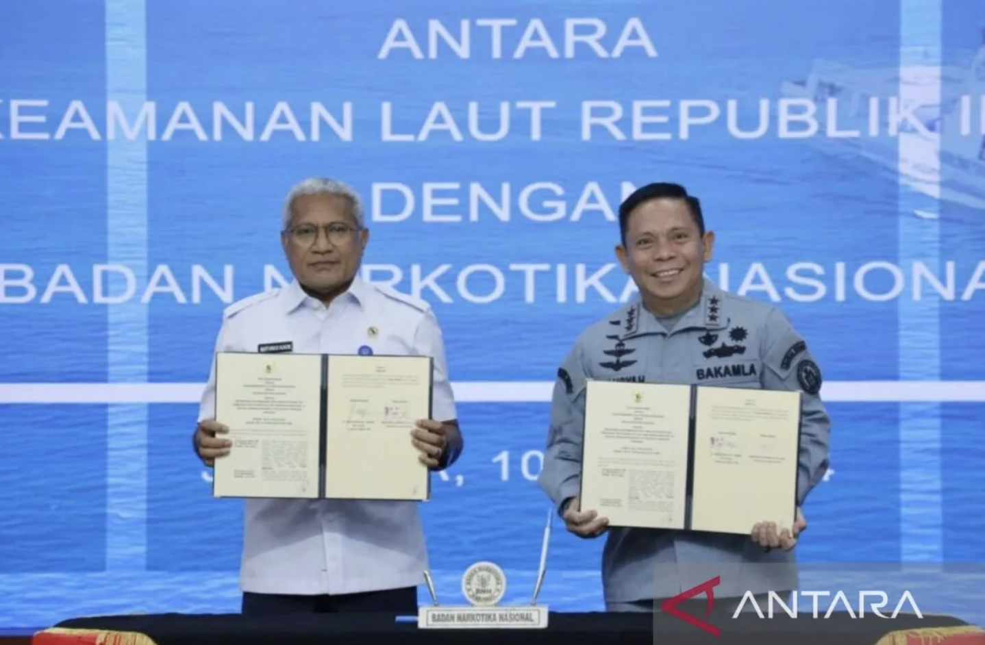 Penandatanganan MoU antara Kepala BNN Komjen Pol. Marthinus Hukom (kiri) dengan Kepala Bakamla Laksdya TNI Irvansyah (kanan) di Gedung BNN, Jakarta (foto: Antaranews)