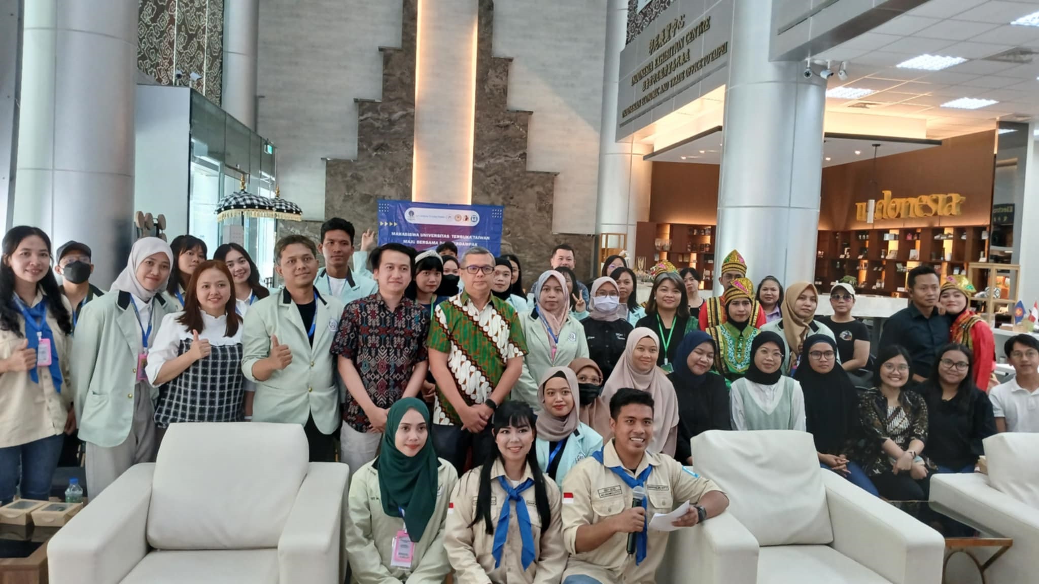 Foto bersama peserta acara pertemuan 4 organisasi kemahasiswaan UT Taiwan