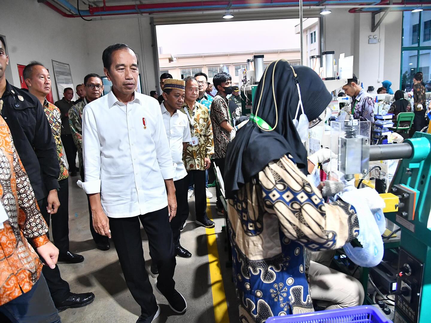 Kunjungan Presiden Jokowi ke pabrik sepatu Taiwan di Batang Industrial Park (foto: facebook Jokowi)