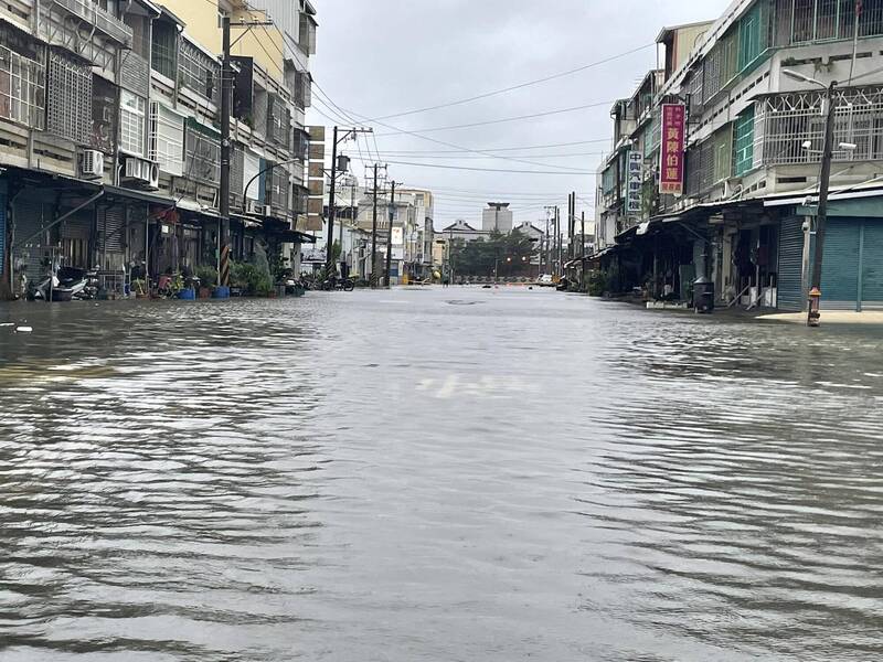 Banjir di Chiayi, Buaya Sepanjang 2 Meter Lepas dari Kandang, Warganet Khawatir 圖/YAHOOTAIWAN