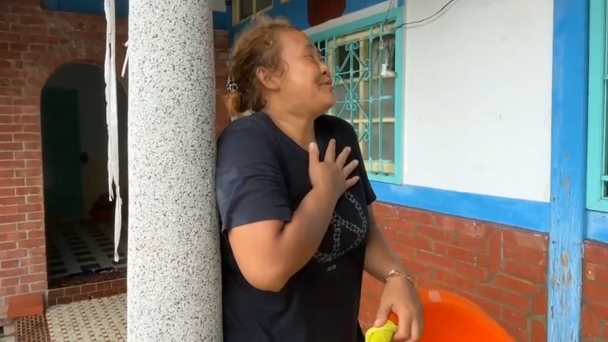 Kisah Haru di Tengah Banjir Taifun Gaemi! Ketinggian Air Sudah Capai Sepinggang, PMI Setia Menjaga Nenek yang Kesulitan Berjalan Sambil Terus Mencari Pertolongan, Netizen Terharu! 圖/東森新聞