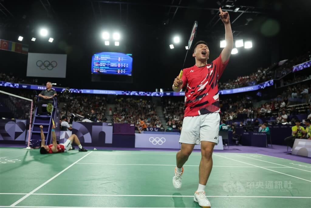 Agenda cabor bulu tangkis Olimpiade Paris 2024, pasangan putra ganda Taiwan Lee Yang (kiri), Wang Chi-lin (kanan) pada tanggal 31 Juli 2024 bertanding melawan tim Daratan Tiongkok, berhasil memenangkan pertandingan dan masuk ke babak 8 besar (foto: CNA)