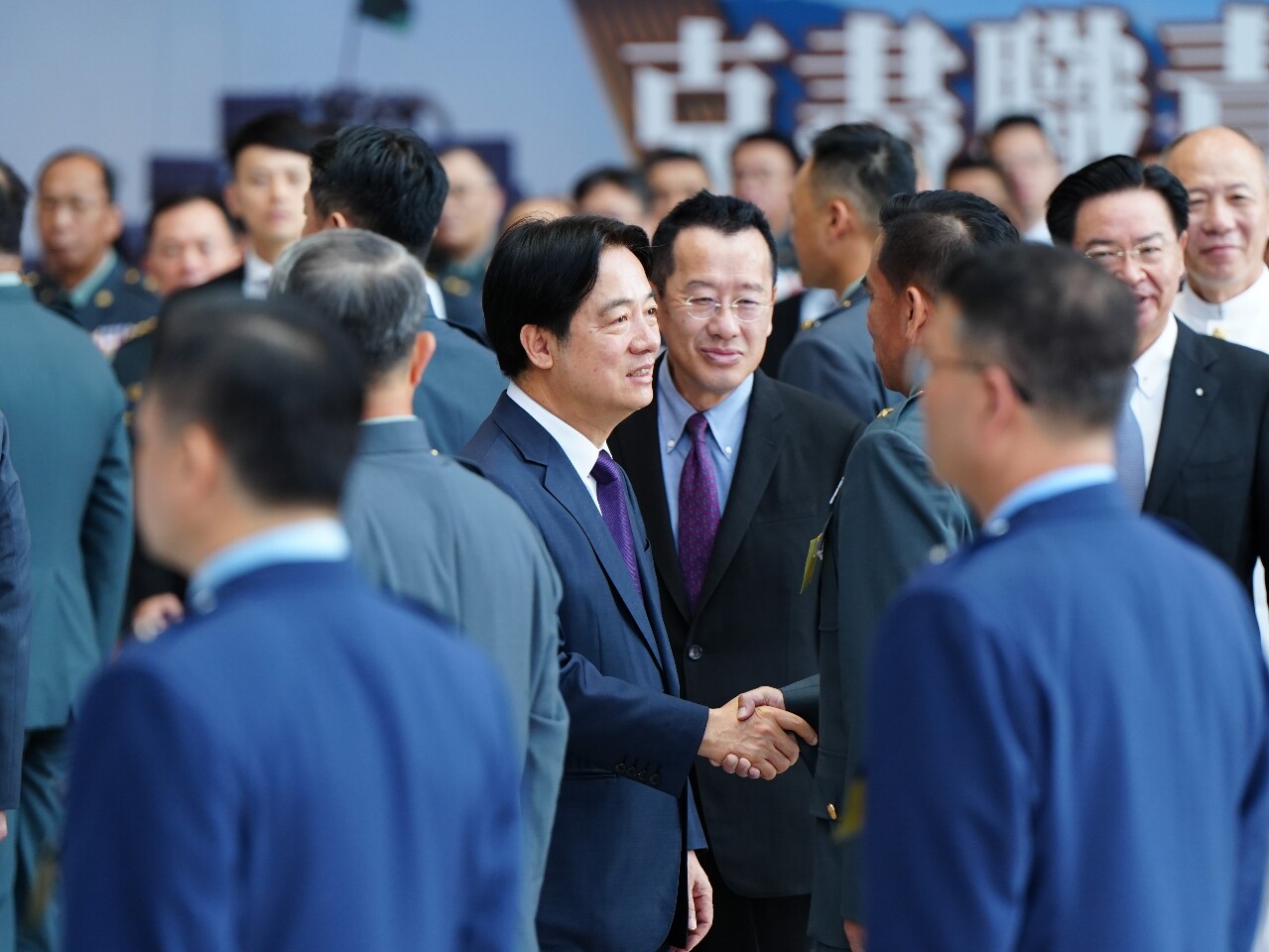 Presiden Lai Ching-te pada Kamis ini (8/8) saat memimpin upacara kenaikan pangkat angkatan laut, udara dan darat.