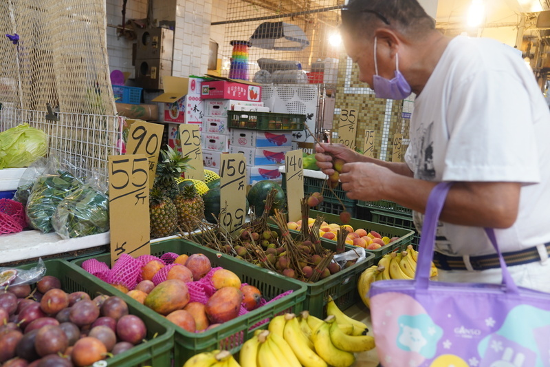 Pembeli di Taiwan sedang memilih buah (foto: CNA)