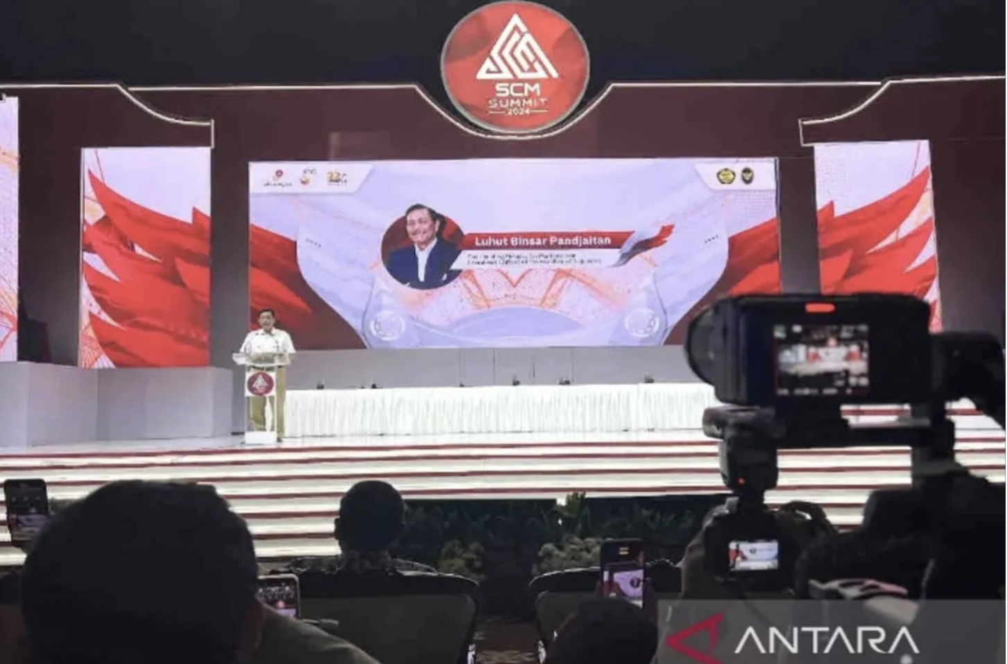 Menteri Koordinator Bidang Kemaritiman dan Investasi (Menko Marves) Luhut Binsar Pandjaitan menjadi pembicara dalam kegiatan Supply Chain & National Capacity (SCM) Summit 2024, di Jakarta Convention Center (JCC), Senayan, Jakarta (foto: Antaranews)
