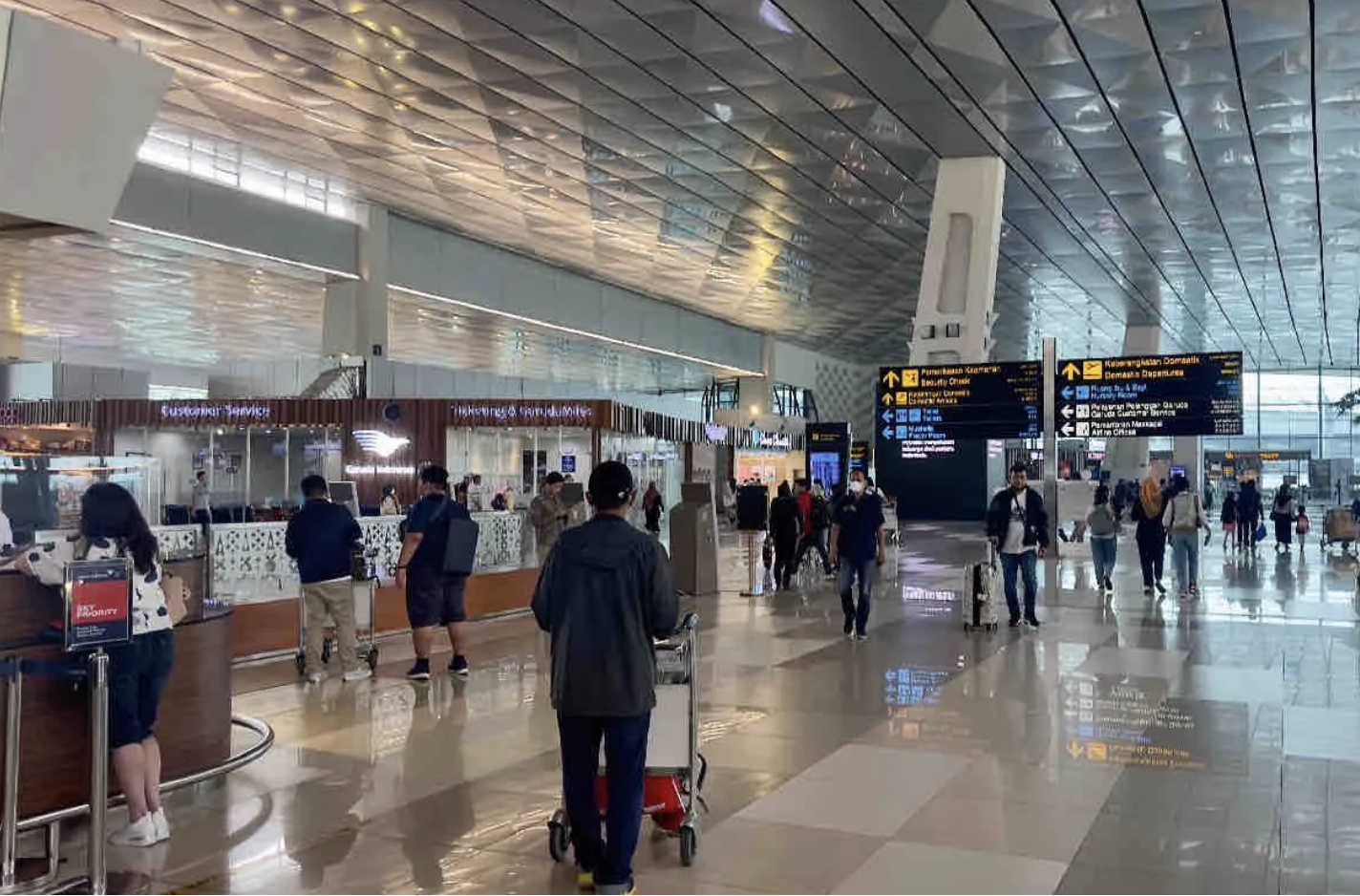 Ilustrasi : Sejumlah calon penumpang pesawat di bandara. (foto: Antaranews)