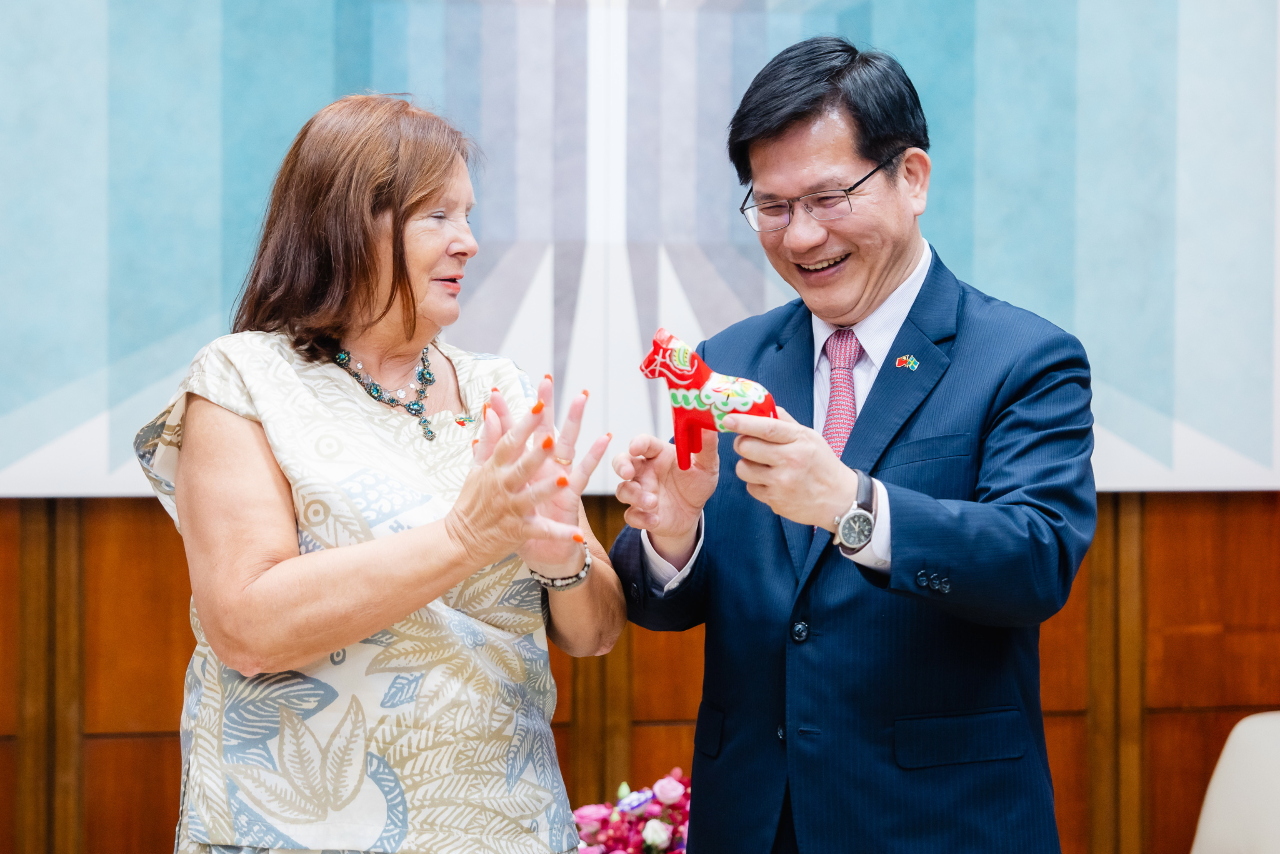 Menlu Lin Chia-lung bertemu dengan parlemen Swedia Lotta Johnsson Fornarve (foto: MOFA)