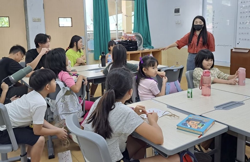 Kamp pelatihan dasar kecerdasan buatan (AI) dan pendampingan belajar Mandarin di Jakarta Taipei School (foto: Relawan nternasional Indonesia Universitas National Tsing Hua)