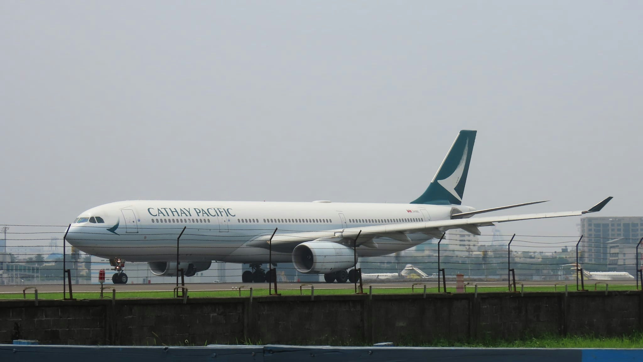 Menegangkan! Pesawat Cathay di Kaohsiung Tengah Bersiap-siap Terbang Landas, Mesin Tiba-tiba Meledak dan Terbakar, Pilot Lakukan Pengereman Darurat 圖/今日新聞