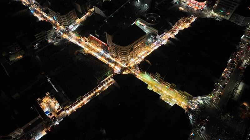 Dibuka Hanya Setahun Sekali Menjelang Penutupan Gerbang Alam Baka, Pasar Malam Ini Dikerumuni Warga, Gambar Mencengangkan dari Udara Terungkap! 圖/LINETODAY