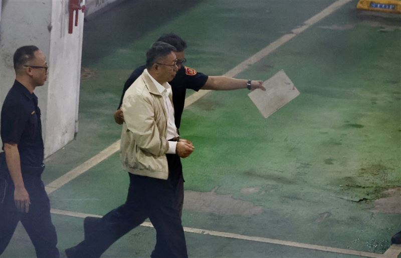 Ko Wen-je Diborgol dan Dikawal Polisi Menuju Mobil Tahanan 圖/三立新聞