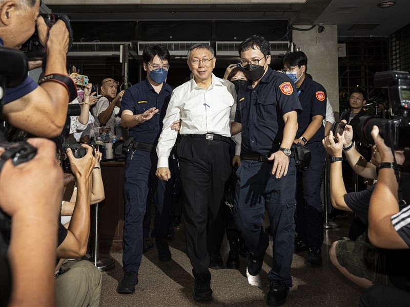 Dipanggil Kejaksaan untuk Diinterogasi, Mantan Wali Kota Taipei Digiring dengan Diborgol, Mengenakan Kaus Tahanan Kuning, Celana Pendek dan Sandal 圖/YAHOO 台灣