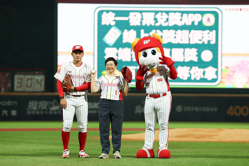 Menkeu Chuang Tsui-yun mengenakan jersei Wei Chuan Dragons, membuka pertandingan bisbol profesional Chunghwa (foto: Wei Chuan Dragons))