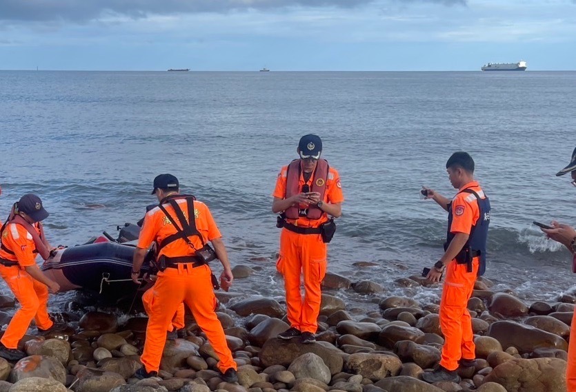 petugas coastguard menahan warga Tiongkok yang mencoba menyelundup masuk Taiwan di kawasan perairan New Taipei (foto: coastguard)