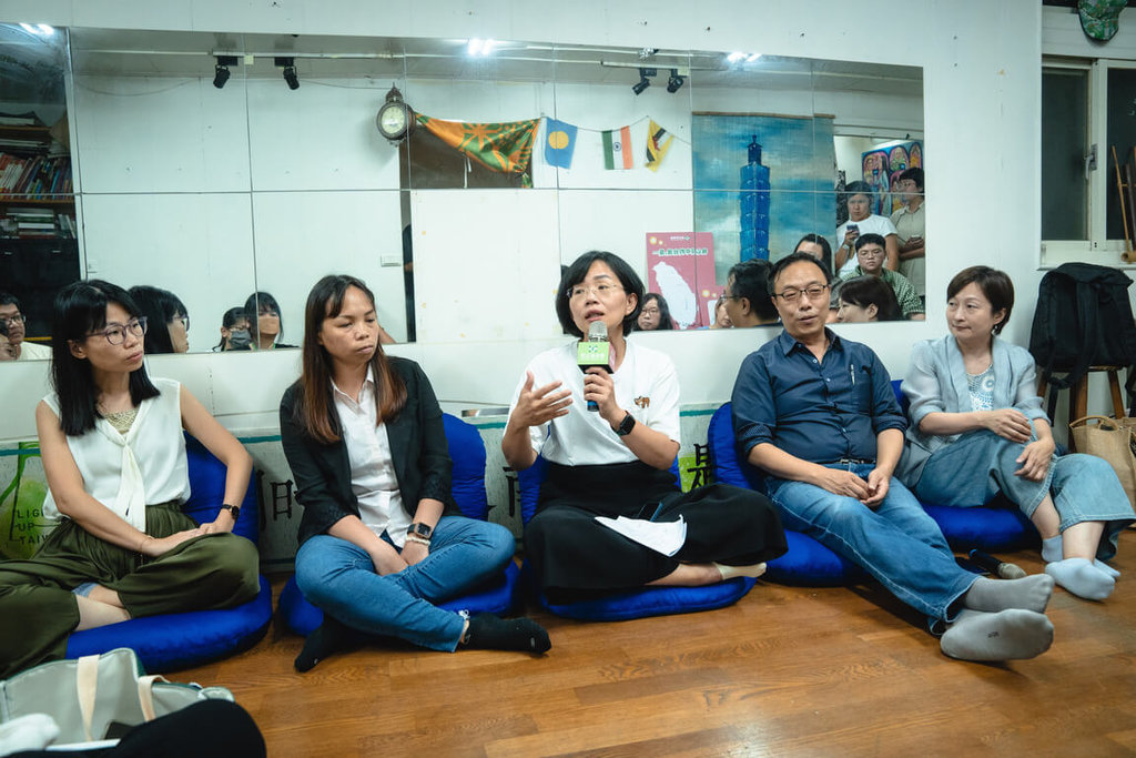 Markas besar partai DPP Kota New Taipei kemarin malam menggelar seminar “laboratorium gerakan demokratis” bersama generasi muda di “Brilliant Time: Southeast Asia-themed bookstore” di distrik Zhonghe (foto: CNA)