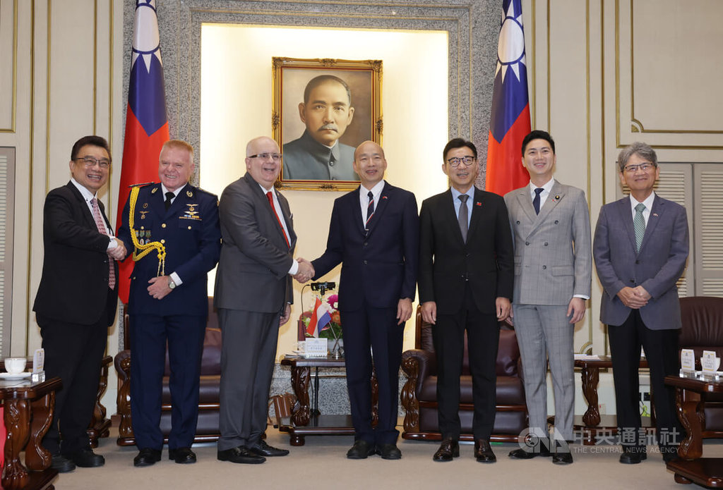 Ketua Yuan Legislatif Han Kuo-yu bersama dengan Wakil Yuan Legislatif Chiang Chi-chen (江啟臣), Legislator Partai DPP Wang Cheng-hsu (王正旭), Legislator Partai KMT Sean Liao (廖偉翔), Legislator dari Partai Rakyat Taiwan Lin Kuo-cheng (林國成) brsama-sama menyambut kedatangan Dubes Paraguay Carlos José Fleitas Rodríguez (foto: CNA)