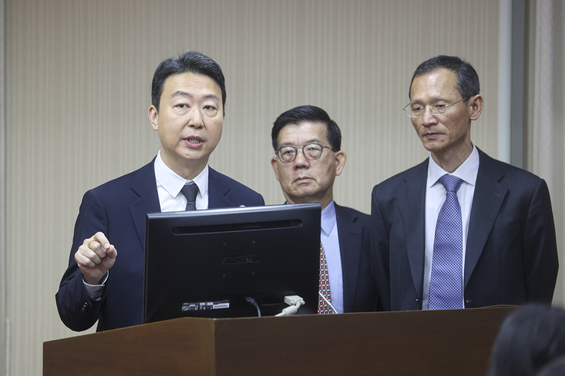 Menteri MOTC Chen Shih-kai (陳世凱) untuk menyampaikan laporan khusus terkait upaya perbaikan keselamatan lalu lintas pejalan kaki dalam sidang interpelasi Yuan Legislatif (foto: CNA)