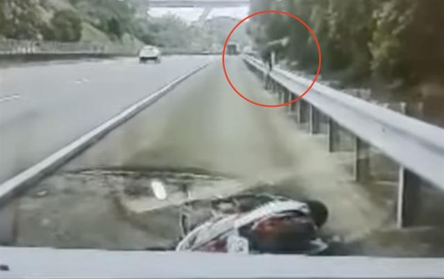Pekerja Migran Melaju Kencang di Jalan Tol dengan Sepeda Motor! Tiba-tiba Letakkan dan Tinggalkan Sepeda Motor di Bahu Jalan Lalu Kabur Melompati Pembatas Jalan! 圖/YAHOO 台灣