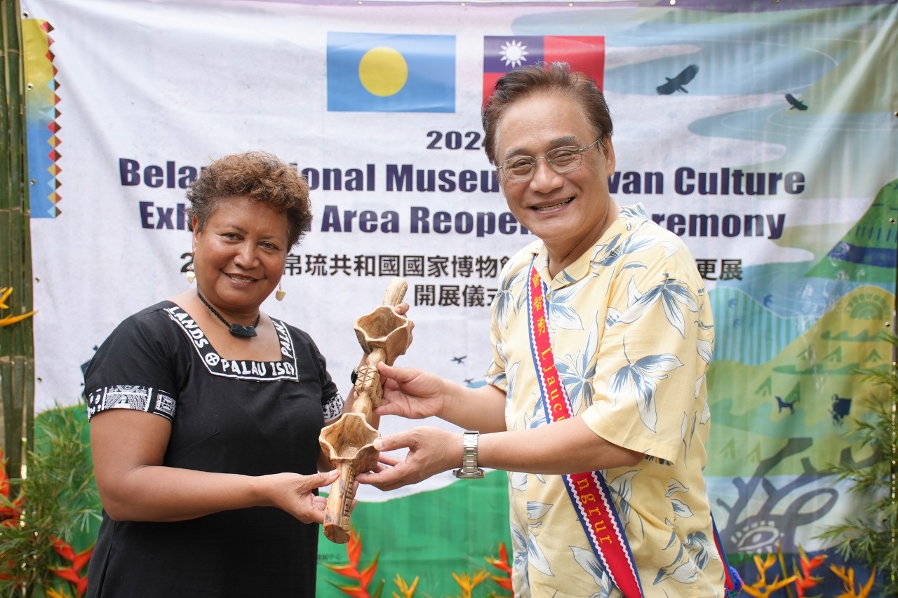 Ljaucu Zingrurr menyerahkan tanda kenangan kepada Museum Nasional Palau  (foto: Indigenous Peoples Cultural Foundation)