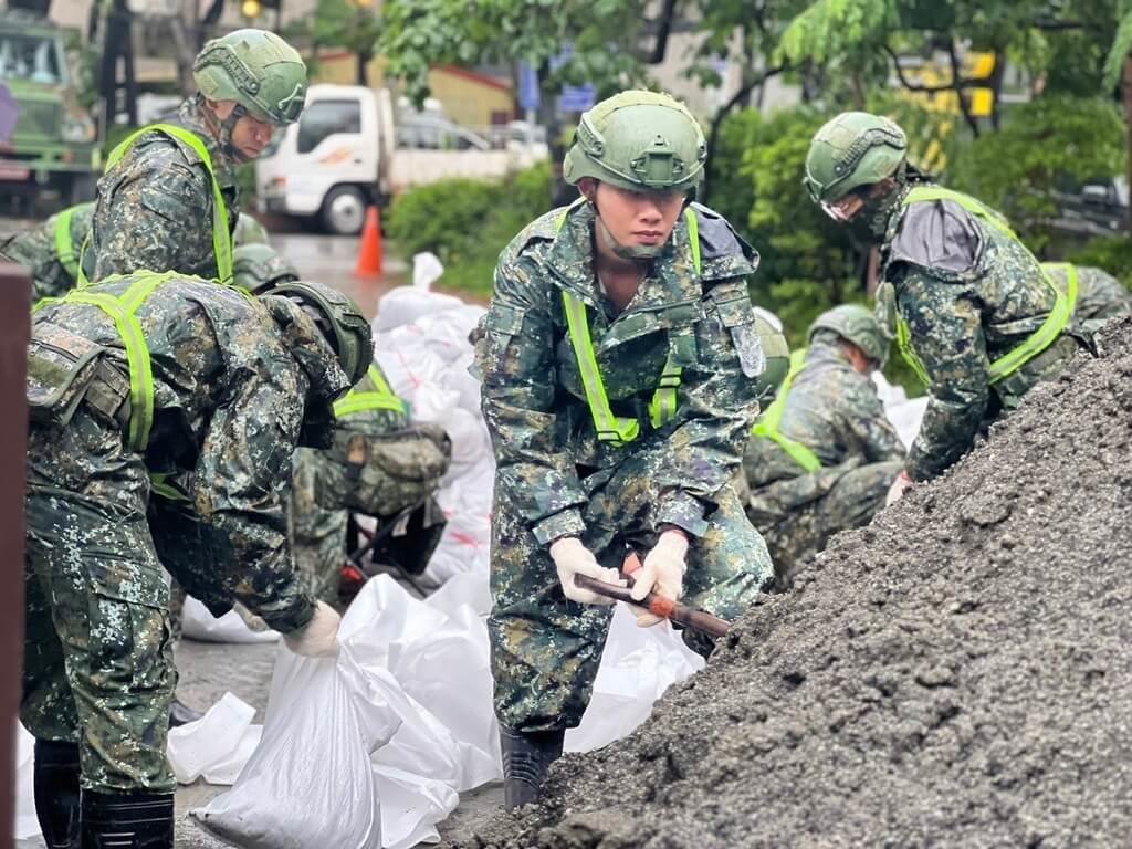 Pengaruh Taifun Krathon Terhadap Taiwan Selatan, Palagan Zona Tempur 4 Kerahkan 1.165 Tentara (foto: CNA)