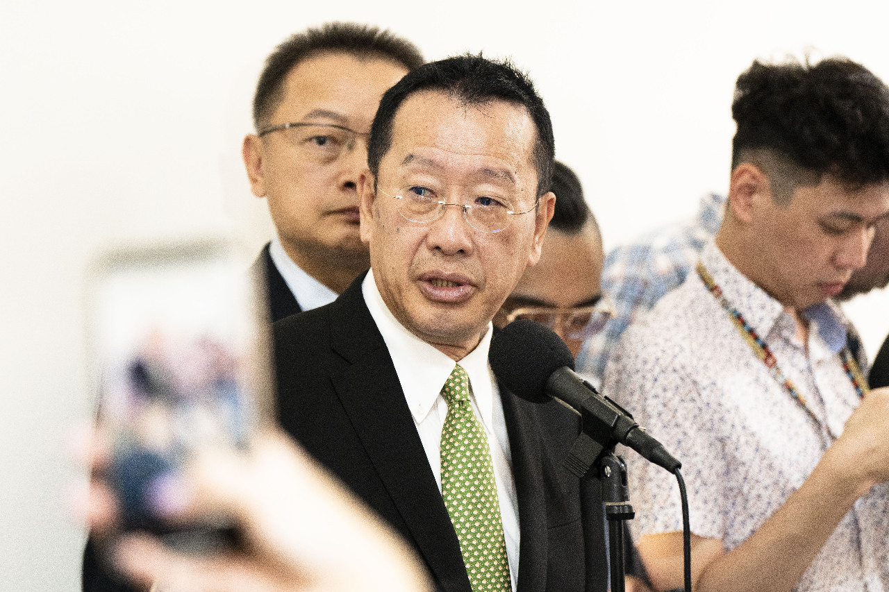 Menhan Wellington Koo diwawancarai sebelum sidang Yuan Legislatif hari ini (17/10)