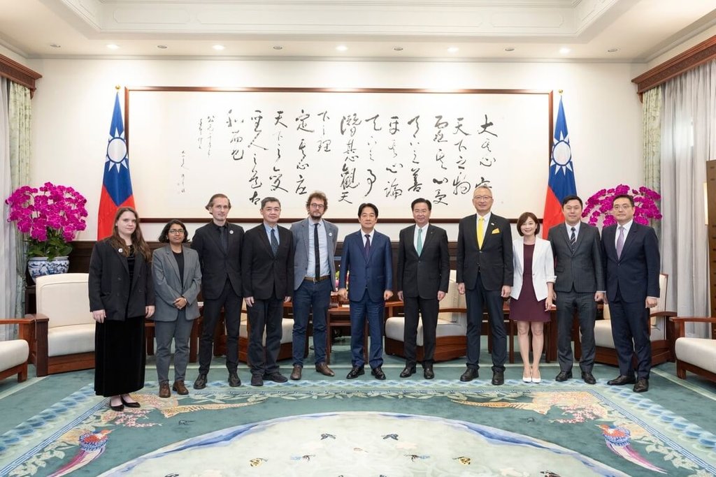 Presiden Lai Ching-te bertemu dengan rombongan Reporters Without Borders(RSF) yang dipimpin oleh Sekjen RSF, Thibaut Bruttin kemarin (16/10) (foto: CNA)