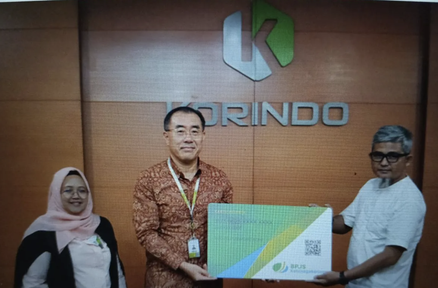Penyaluran bantuan iuran BPJS Ketenagakerjaan diserahkan secara simbolik oleh Lee Sung Hoon, Sekjen Yayasan Korindo kepada Adi, marbot Masjid At-Taqwa, Jakarta Selatan (foto: Antaranews)