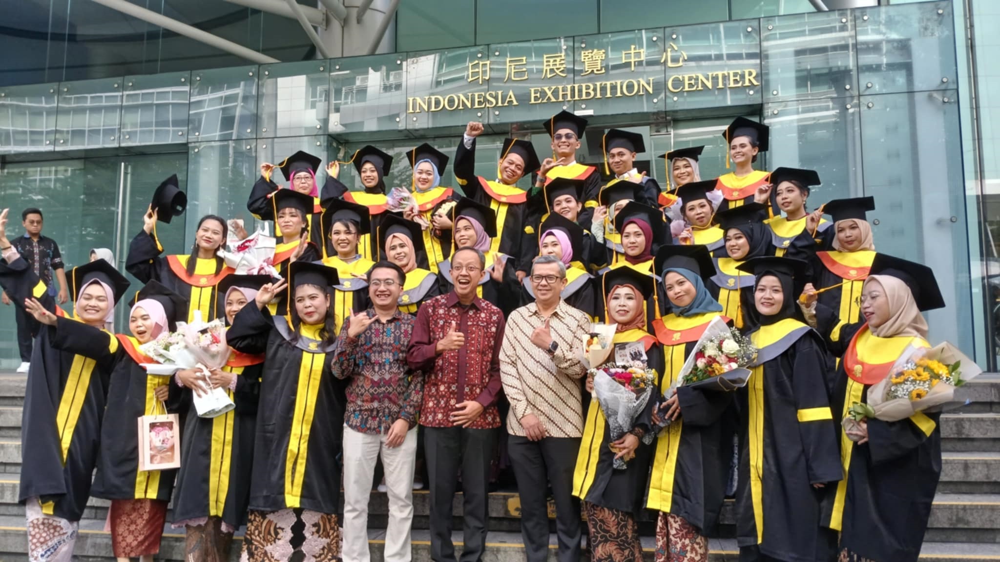foto bersama wisudawan wisudawati Universitas Terbuka Taiwan 2024