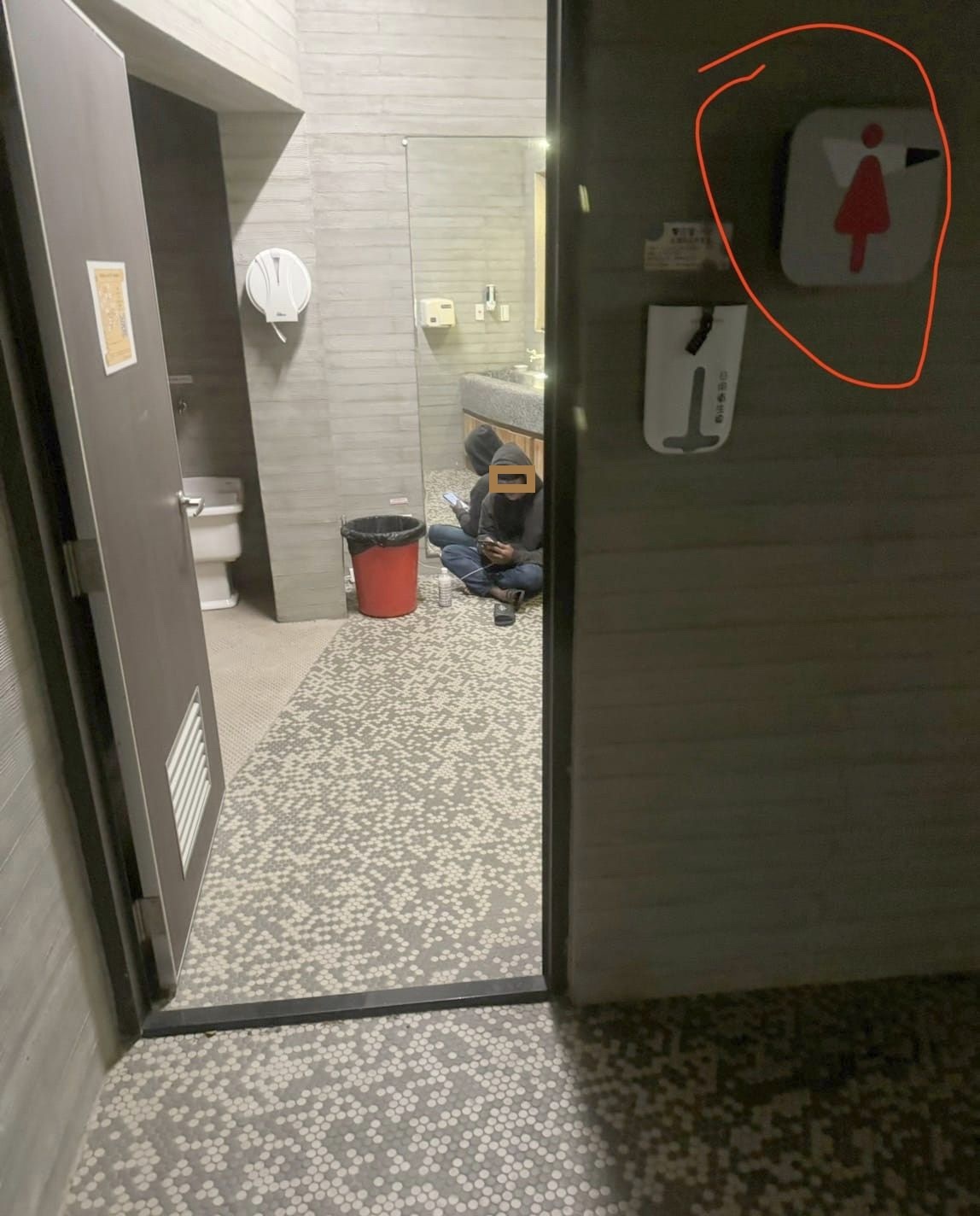 Toilet Umum International Plaza Penghu dipakai lama oleh pekerja migran untuk mengisi baterai ponsel mereka (foto Facebook PenghuTraffic澎湖交通觀察日誌)