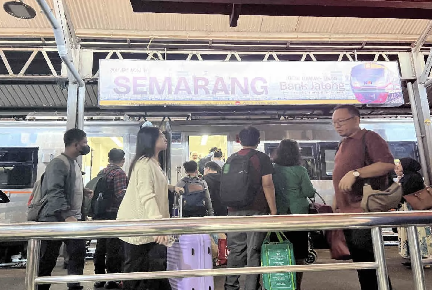 Arsip foto - Penumpang kereta api di Stasiun Semarang Tawang (foto: AntaraNews)