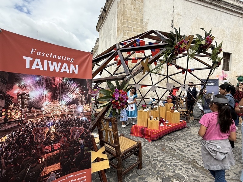 Stand Taiwan dalam festival bunga di Kota Antigua (foto: CNA)