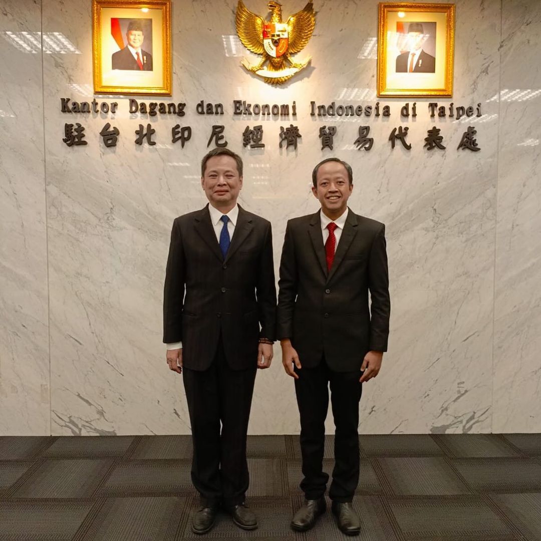 Kepala KDEI Taipei Arif Sulistiyo berfoto bersama Kepala TETO Bruce Chen-jung Hung (foto: IG @arifsulistiyo)