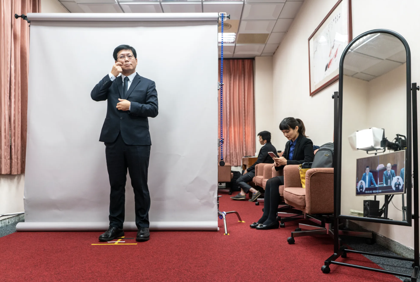 Saat pandemi COVID-19 melanda Taiwan, Li Chen-hui dan tim setiap hari bergantian menjadi juru bahasa isyarat konferensi pers Pusat Komando Epidemi Sentral (CECC) (foto:kids.reportertw.org)