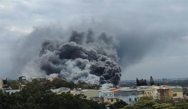 9 Korban Meninggal Dalam Insiden Kebakaran Hebat Gudang PX Mart Distrik Dadu, Taichung, 7 Warga Taiwan, 2 Warga Asing 圖/LINE TODAY