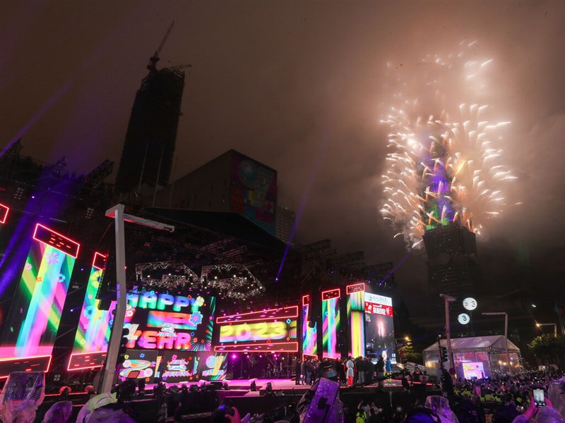 Sudah Sedari Tadi Menunggu Kembang Api Taipei 101! Sekelompok Orang  Malah Salah Fokus Gedung, Malah Memotret Gedung Ini, Bikin Ngakak Online, Baca Kisahnya di Bawah 圖/今日新聞