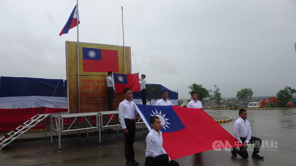Upacara pengibaran bendera menyambut tahun baru 2025 di Global Techno Park, Kota Carmona, Provinsi Cavite, Manila (foto: CNA)