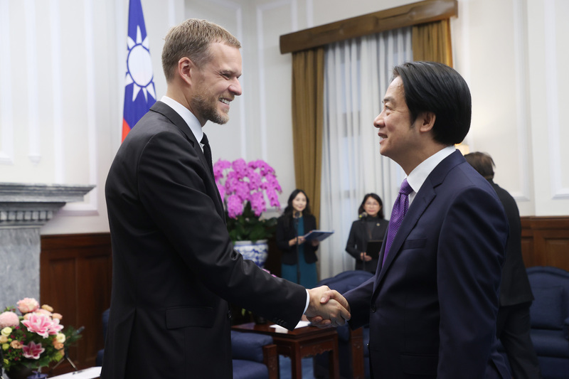 Presiden Lai Ching-te bersama Mantan Menteri Luar Negeri Lituania Gabrielius Landsbergis