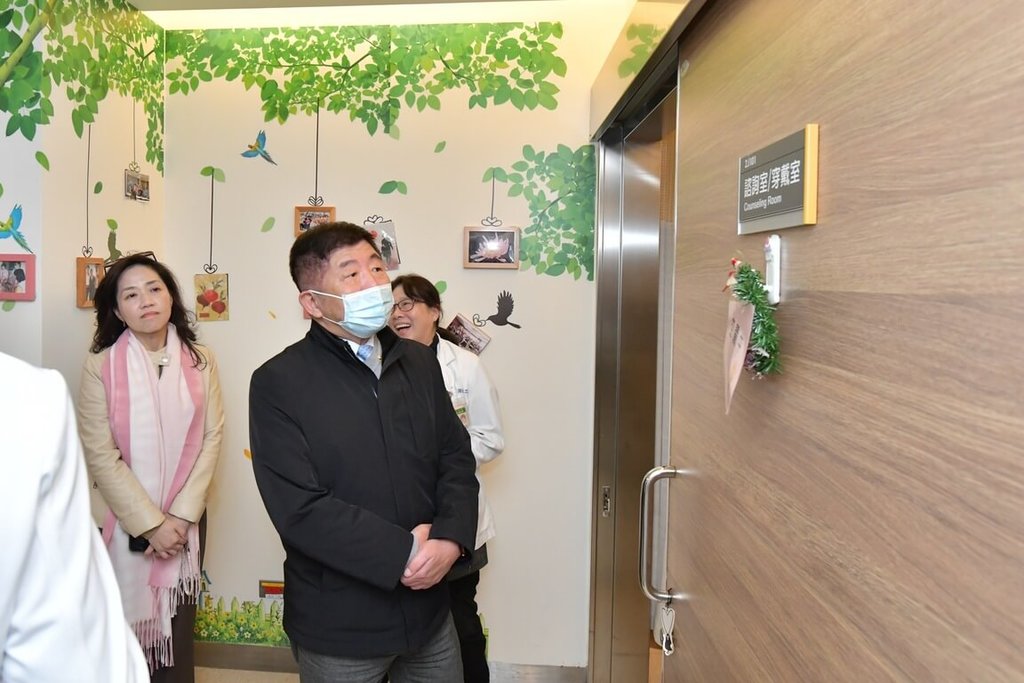 Menteri Tanpa Portofolio Chen Shih-chung melakukan kunjungan ke Far Eastern Memorial Hospital kemarin (15/1) untuk menindaklanjuti hasil program “Taiwan Sehat – Perluasan Pemeriksaan Skrining Penyakit Kanker Nasional dan Tindak Lanjut Kasus” (foto: CNA)