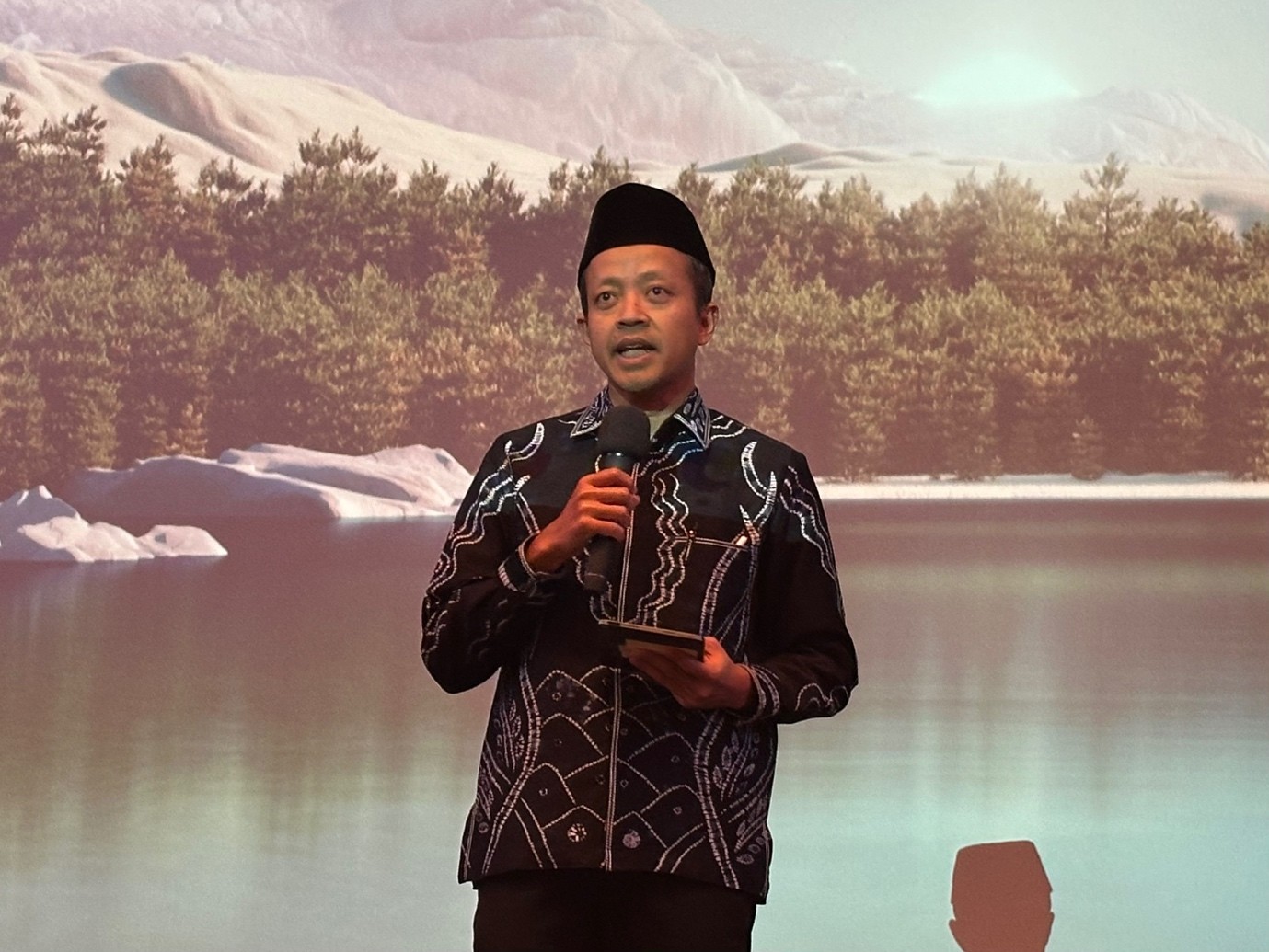 Kepala KDEI Taipei, Arif Sulistyo saat memberikan penjelasan terkait sistem terbaru KDEI Taipei (foto: KDEI Taipei)