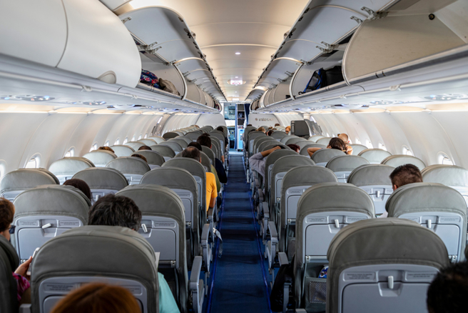 Perhatikan Saat Naik Pesawat! Power Bank Terbakar dan Mengeluarkan Asap di Kabin Penerbangan EVA Air, Warganet Terkejut: Ternyata Tidak Boleh Dipakai 圖: shutterstock